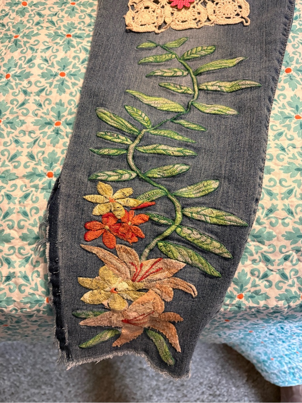 Bandolino Embellished Artsy Cropped Jeans Sz 12 - Picture 6 of 9